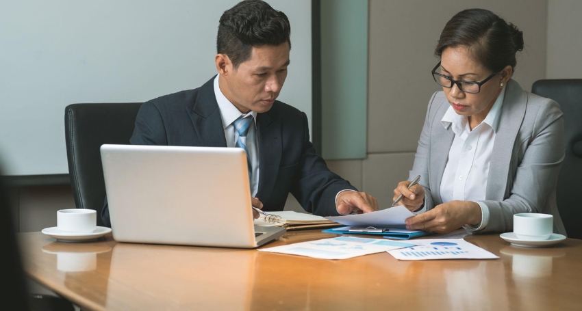 Luật sư rà soát hợp đồng lao động và chứng từ phục vụ hòa giải tranh chấp.